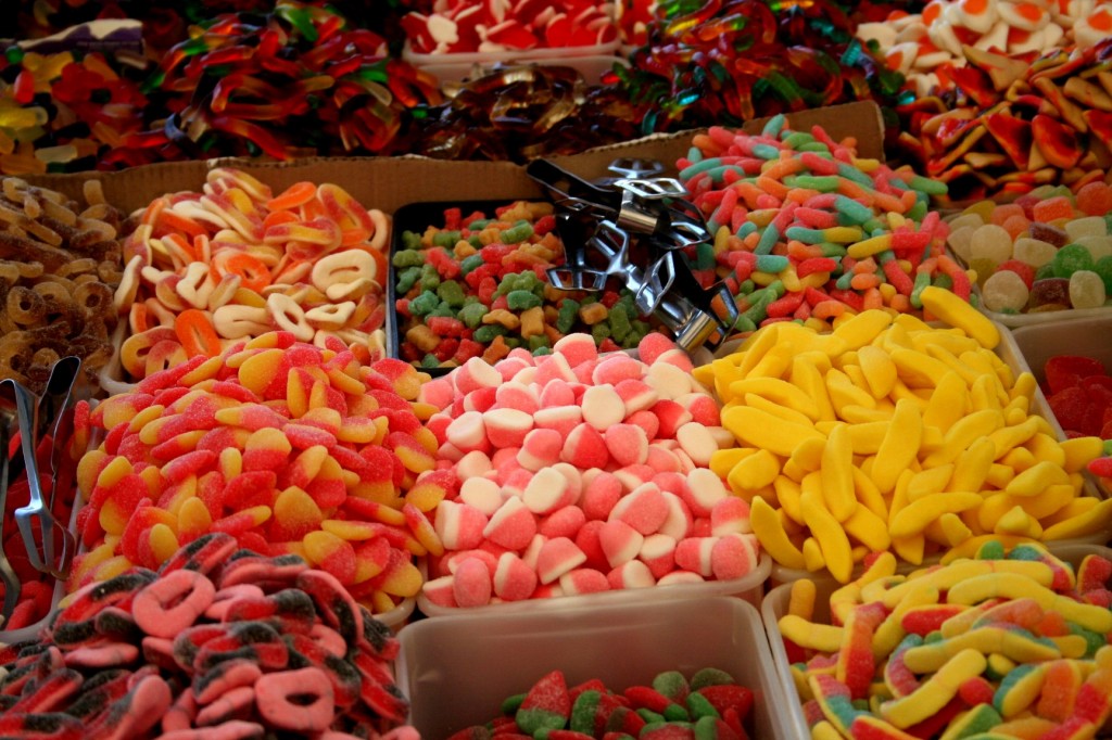 שוק ראש העין - קילוגרמים של סוכריות גומי בכל הצבעים ומכל המינים