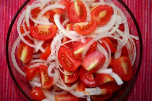 סלט עגבניות ובצל - צילום: שפרה נחום