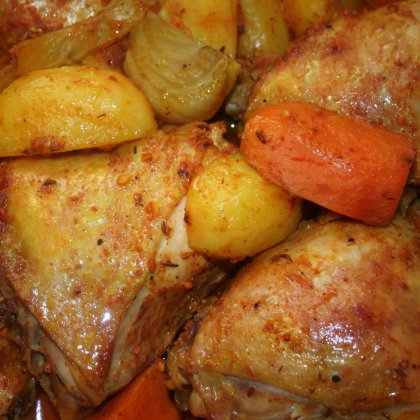 עוף עם תפוחי אדמה בטטה ושומר בתנור