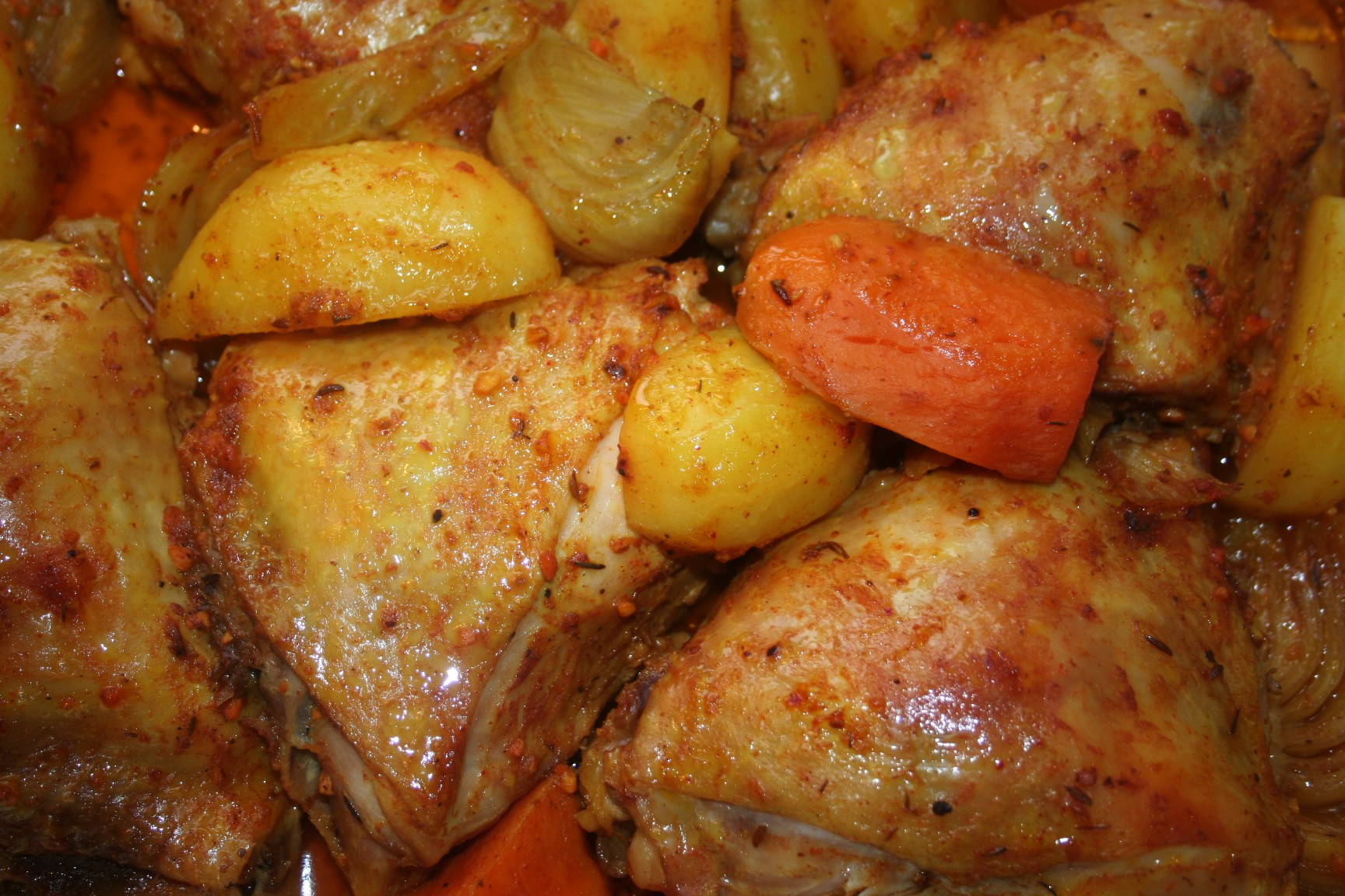 עוף עם תפוחי אדמה בטטה ושומר בתנור