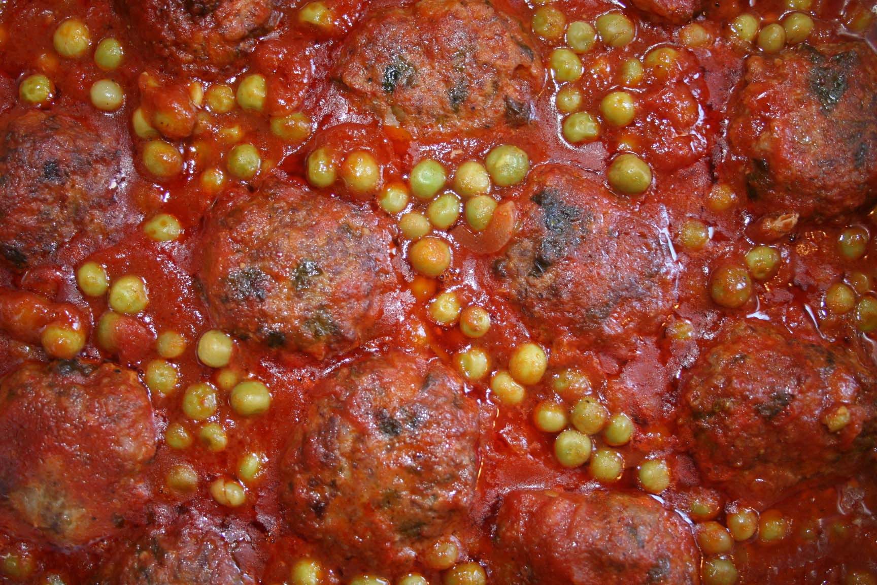 כדורי בשר ואפונה ברוטב עגבניות