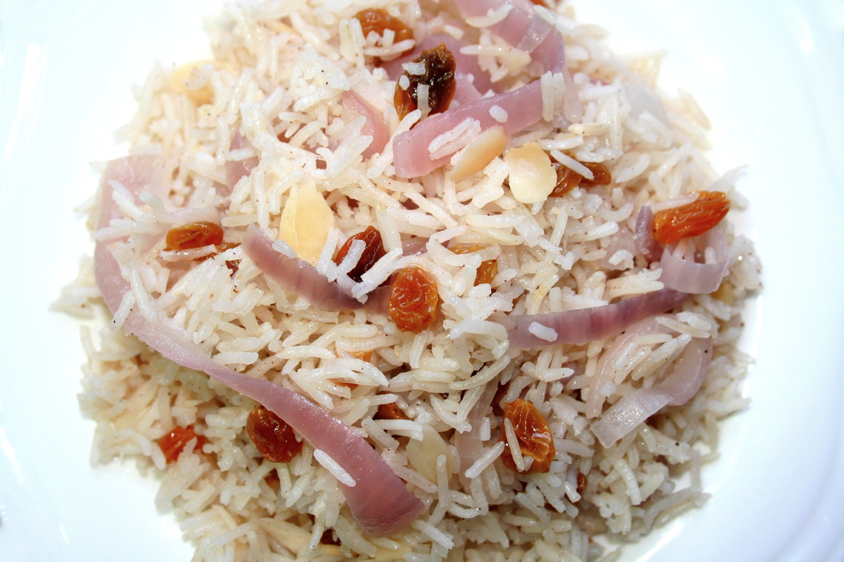 אורז עם בצל סגול צימוקים ושקדים