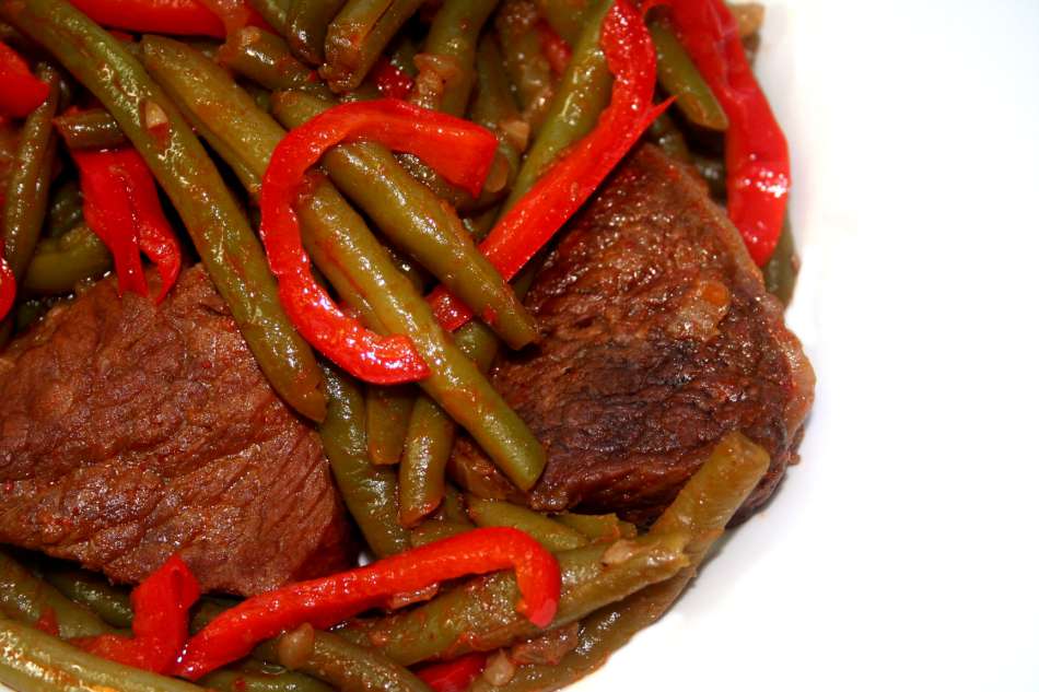תבשיל בשר עם שעועית ירוקה ופלפל אדום