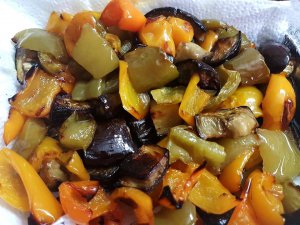 אנטיפסטי בלקני - ירקות קלויים בתנור בניחוח וטעם מטריפים.