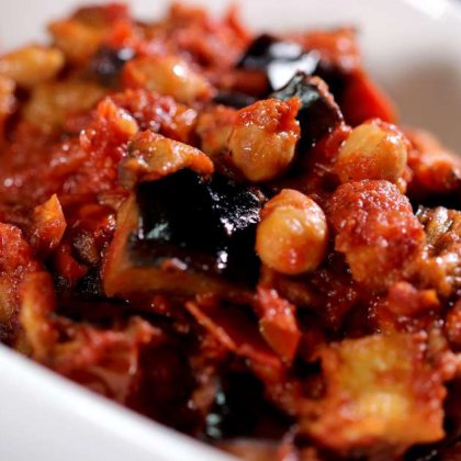 מנזלה – תבשיל חצילים וחומוס ברוטב עגבניות מהמטבח הדרוזי