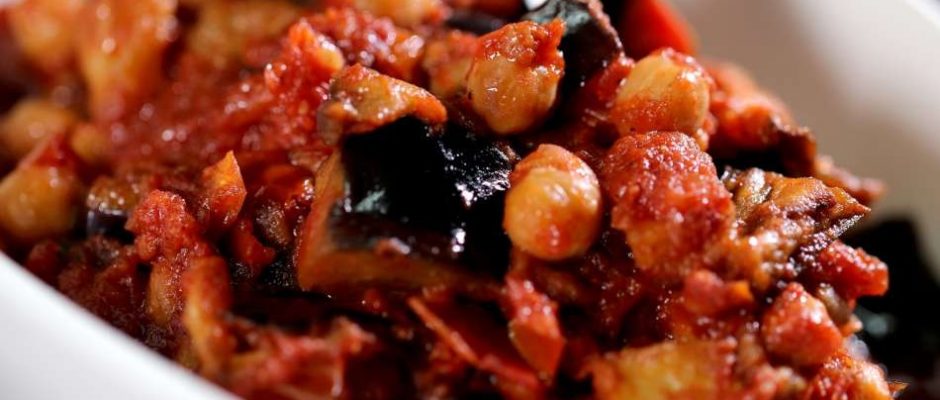 מנזלה - תבשיל חצילים וחומוס ברוטב עגבניות