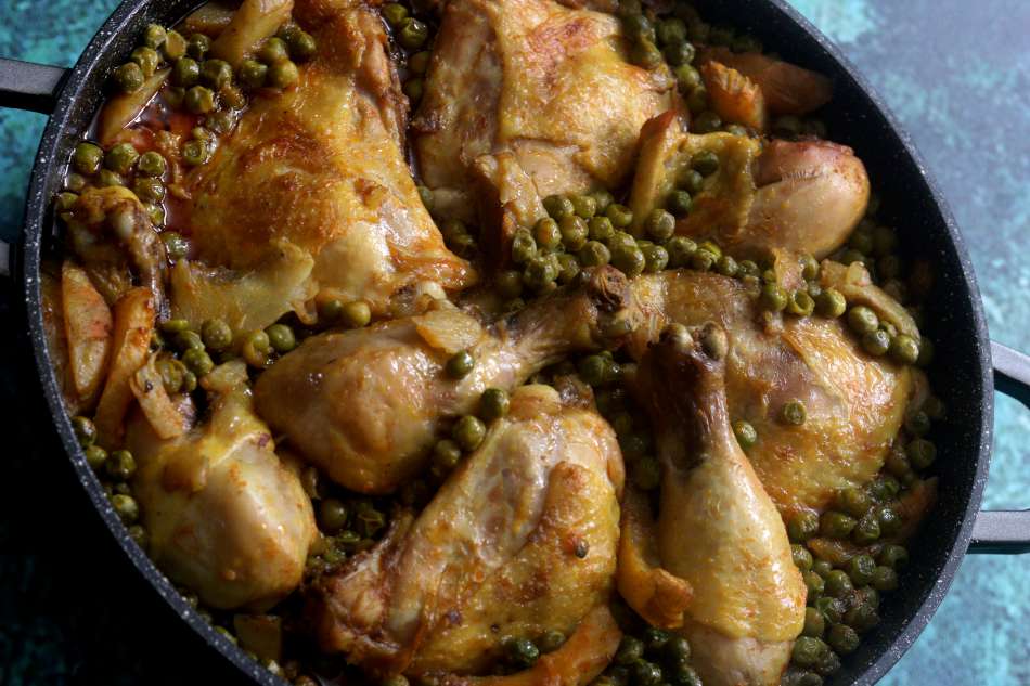 תבשיל עוף ארטישוק ואפונה בבישול וצלייה