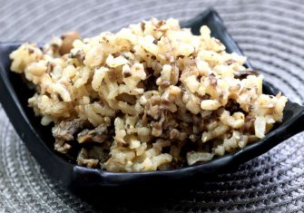 אורז מלא עשיר בפטריות