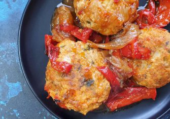 קציצות עוף עם פלפלים אדומים ובצל