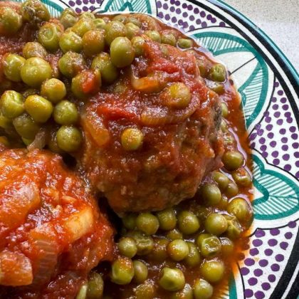 כדורי בשר ואפונה ברוטב אדום