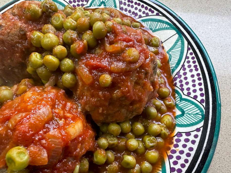 כדורי בשר ואפונה ברוטב אדום