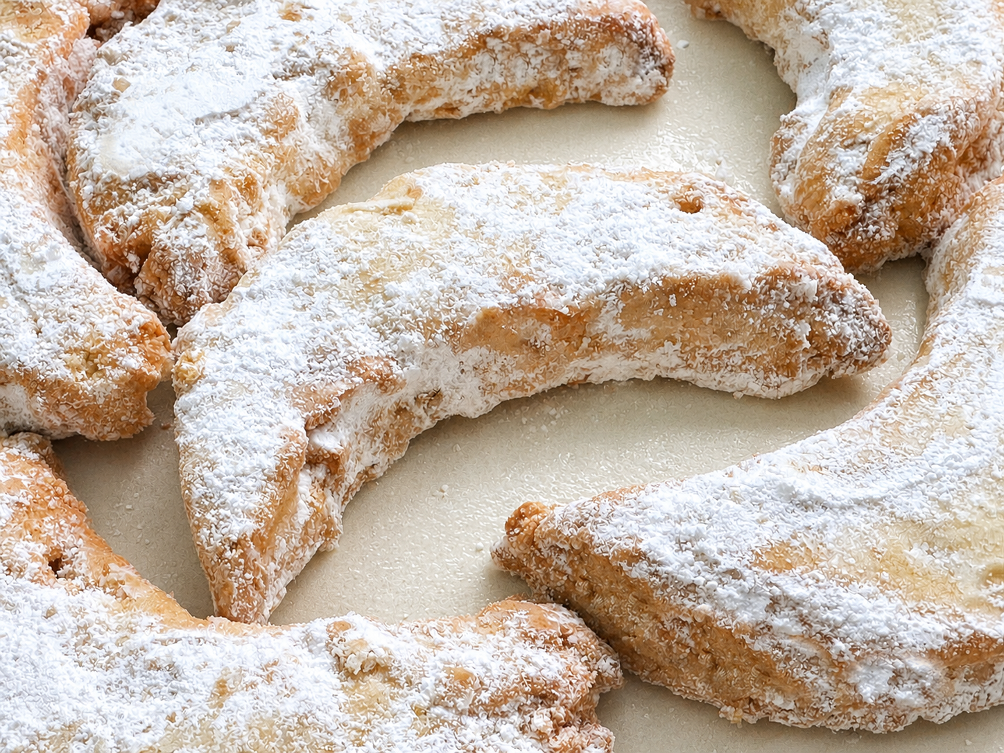 עוגיות קורביידס (Kourabiedes) יווניות